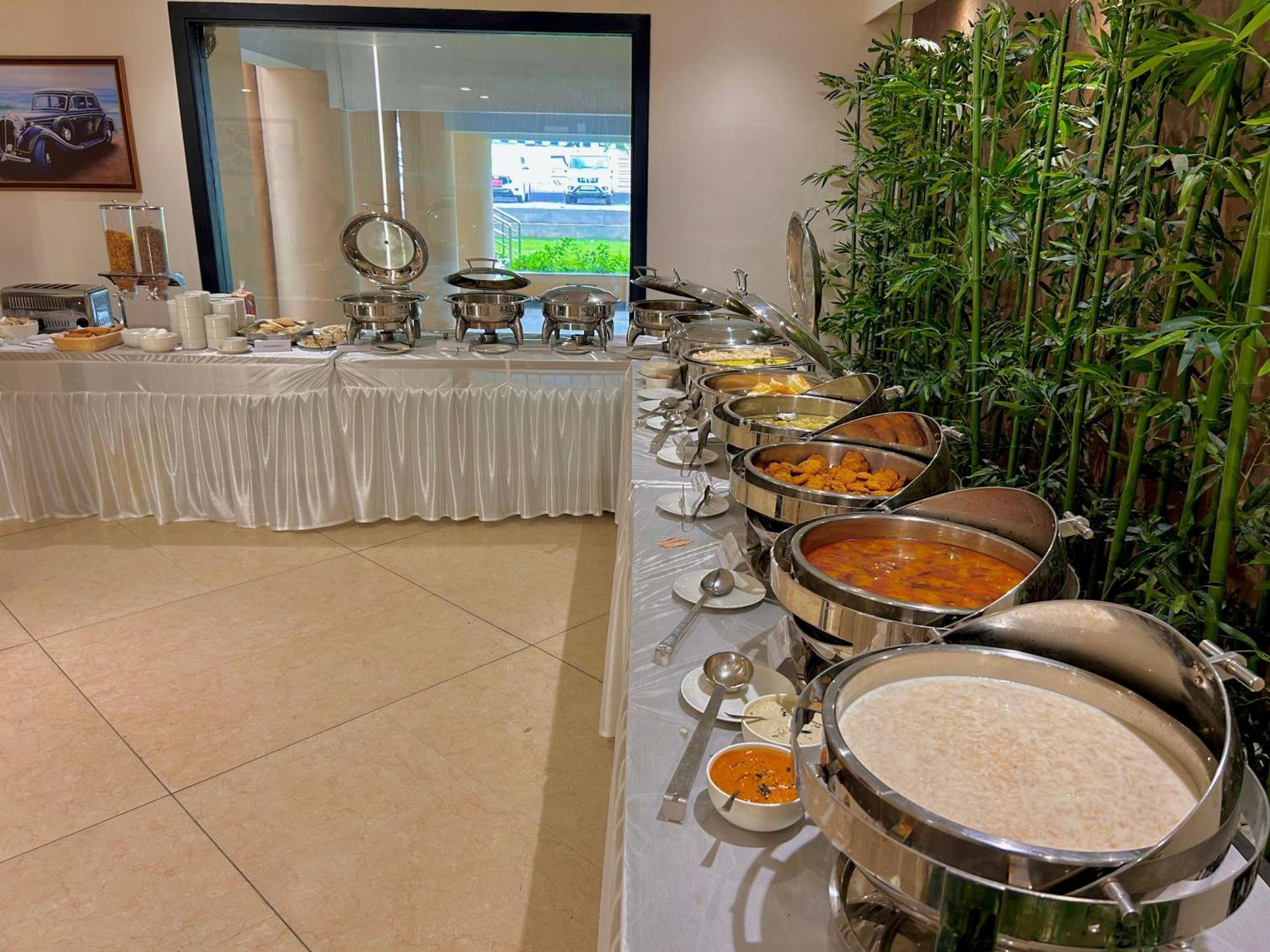 Rohika Aau-Igh Hotel Guwahati Buitenkant foto
